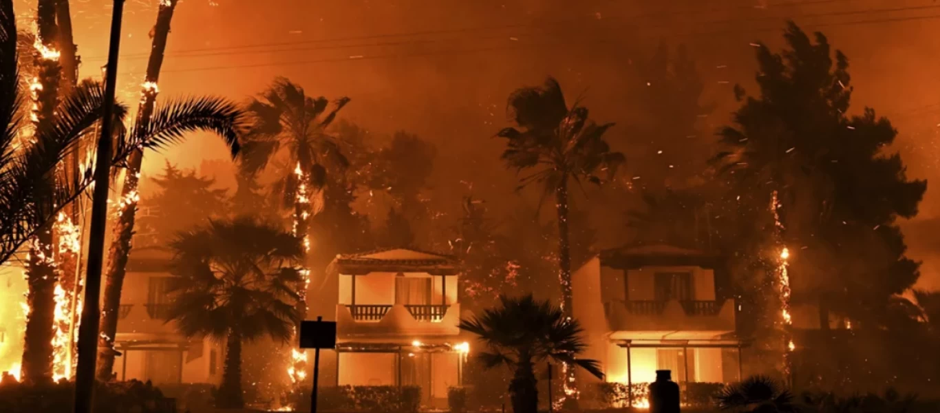Απίστευτη πύρινη καταστροφή δίπλα από την βάση των πυροσβεστικών α/φ - Τοξικό νέφος «πνίγει» Αττική & Κορινθία!